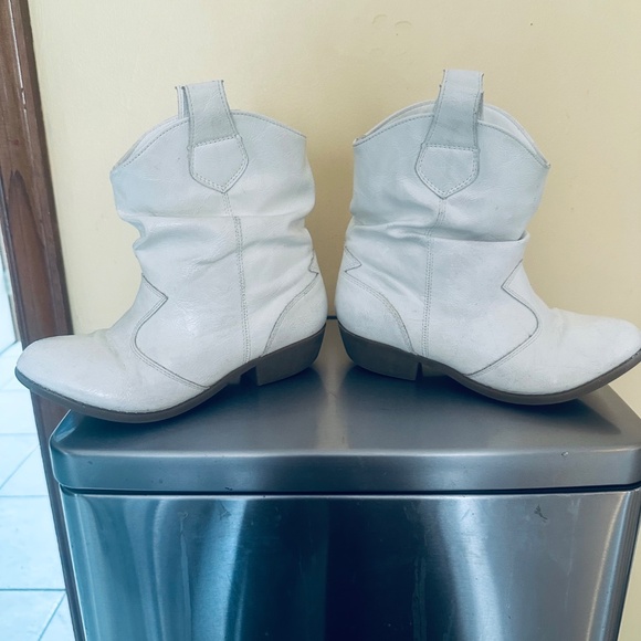 Charles Albert Girl's Modern Western Cowboy Distressed Boot with Pull-Up Tabs (L - Picture 3 of 7